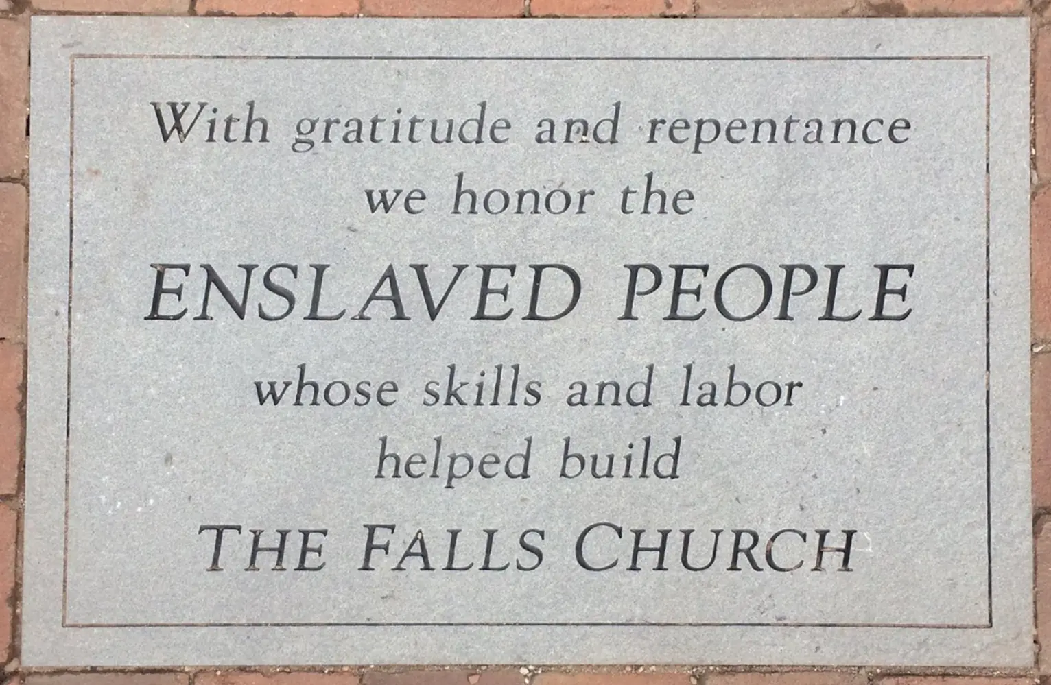 placa dedicada en 2017, ofreciendo gratitud y arrepentimiento por el trabajo forzado